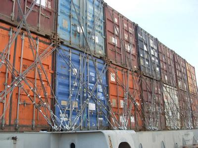 22层楼高的海运集装箱船风波中屹立不倒是什么缘故原由？？