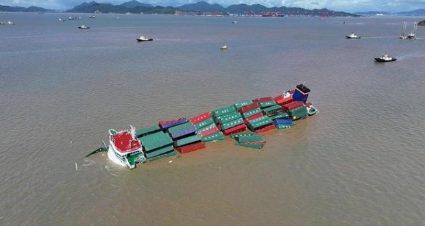 宁波突发两船相撞部分集装箱散落在江面上
