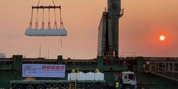 缺箱又缺舱，，，，，货物又最先集改散